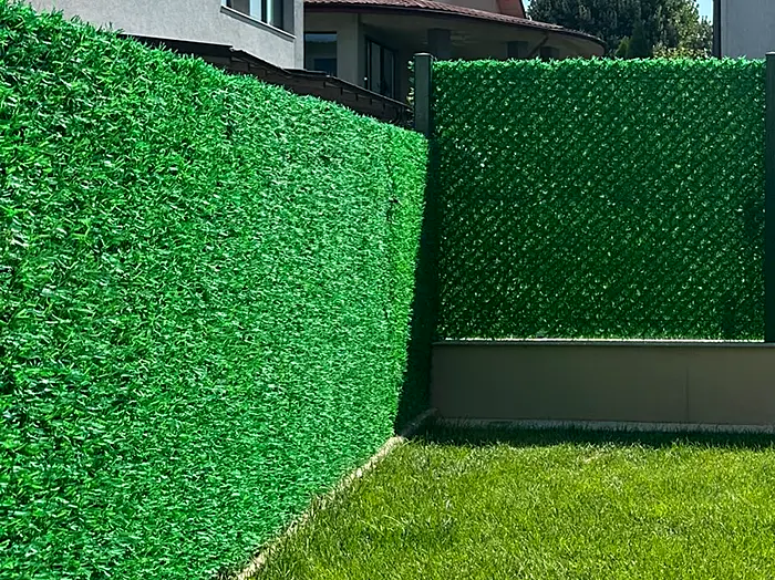 Gard cu iarbă artificială montat — perete verde continuu